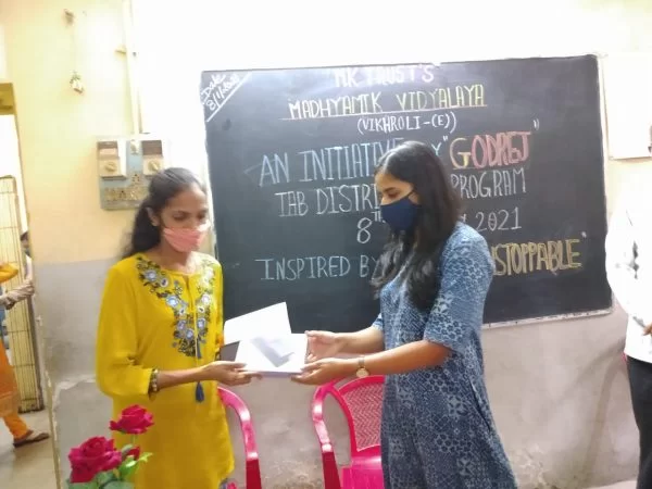 Yuva giving tablet to educate girl child 600x450 1